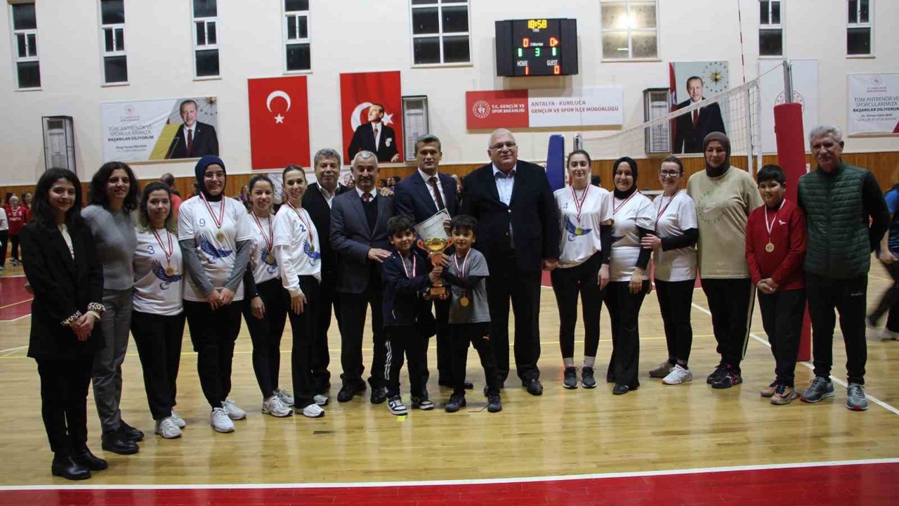 Kumluca’da kadınlar öğretmenler arasında düzenlenen voleybol turnuvası sona erdi

