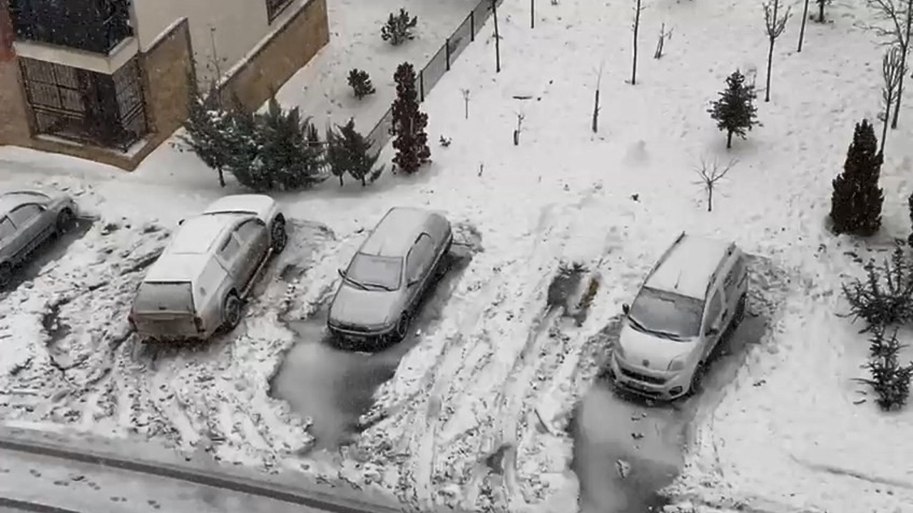 Elazığ’da kar yağışı aralıklarla sürüyor
