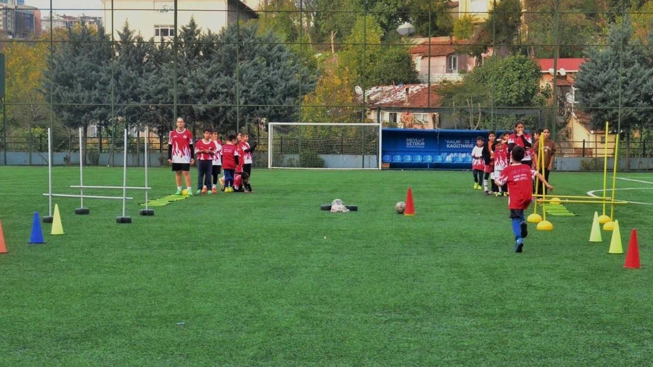 Kış spor okullarında futbol antrenmanları tüm hızıyla sürüyor

