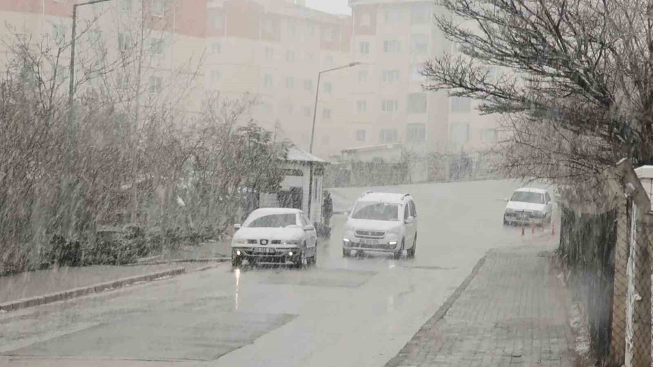 Aksaray’da kar yağışı etkili oluyor
