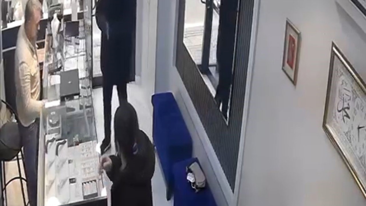 Bursa’da kamera şakası gibi soygun girişimi kamerada
