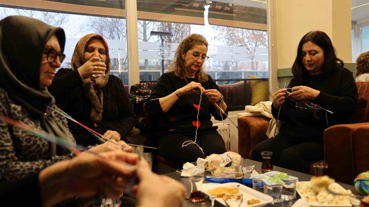 Kırşehir’de kadınlardan ihtiyaç sahibi çocuklara karne hediyesi
