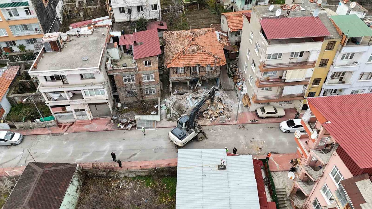 İlkadım’da metruk yapılar bir bir yıkılıyor
