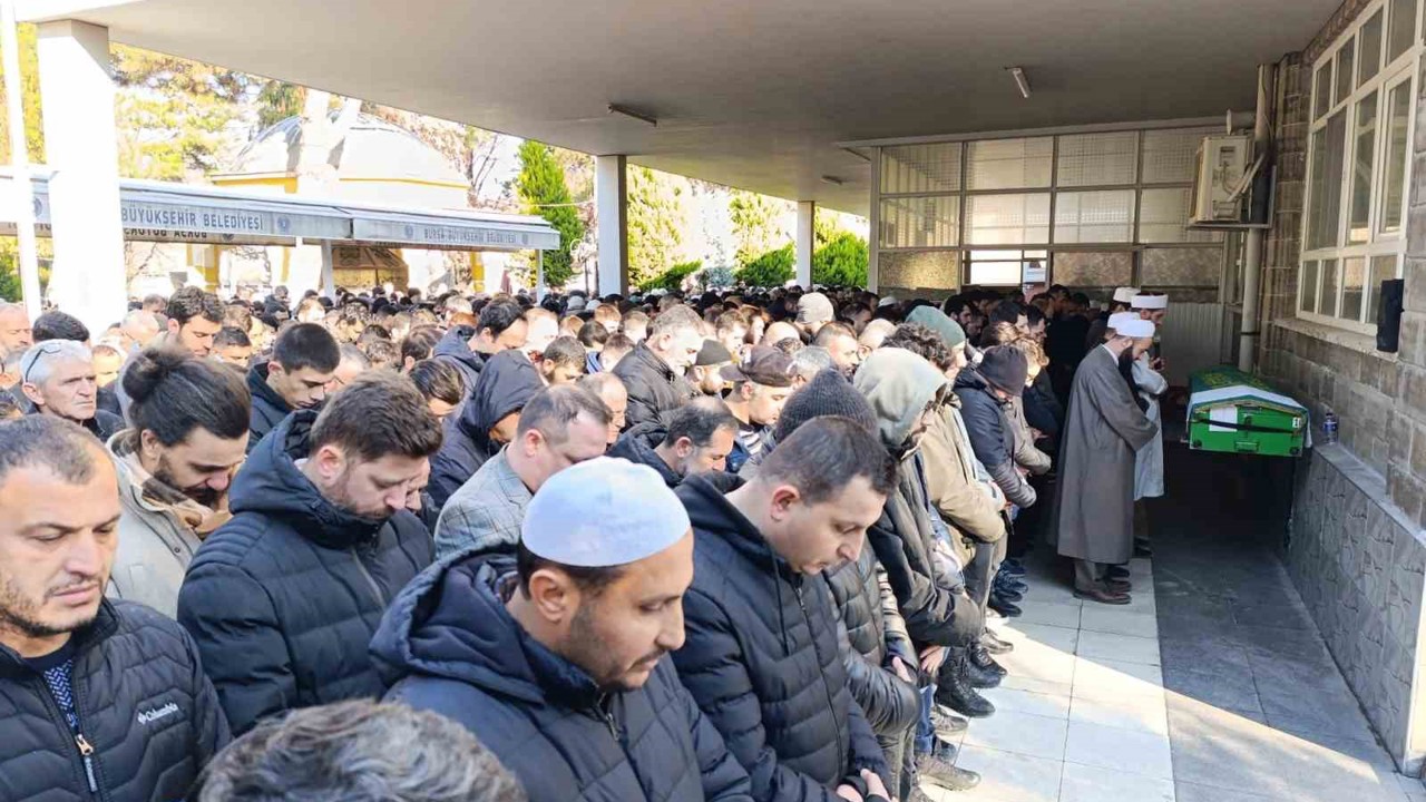 Tomruk taşıdığı vinçte akıma kapılarak hayatını kaybeden patron son yolculuğuna uğurlandı
