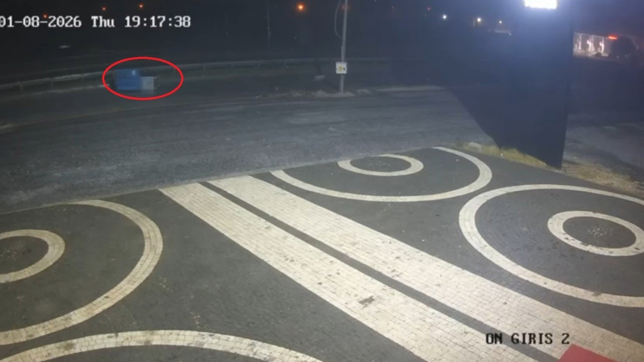 Antalya’daki hortum anı kamerada: Konteynerler savruldu, araç gitmekte zorlandı
