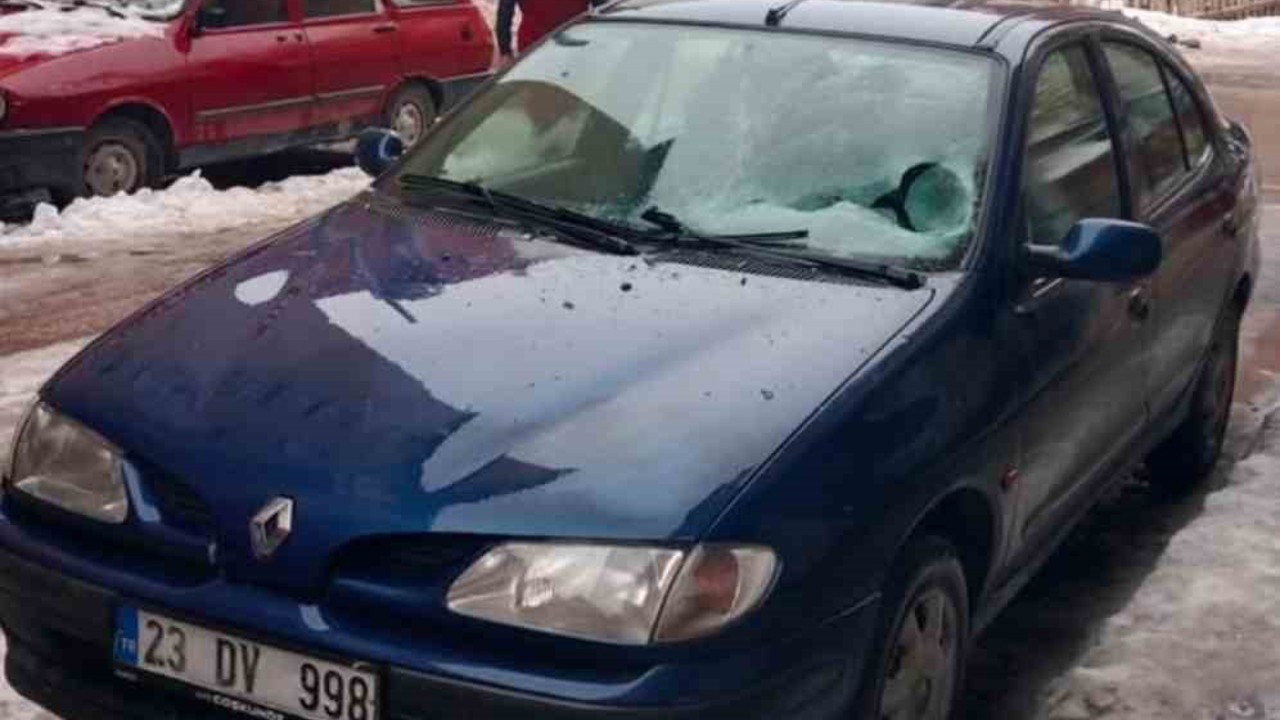 Üzerine buz düşen aracın camı kırıldı

