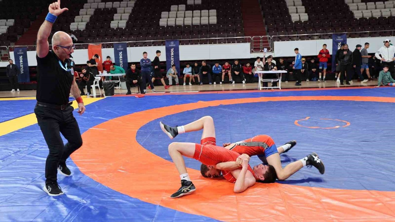 Gençler Güreş Müsabakaları Elazığ’da sürüyor
