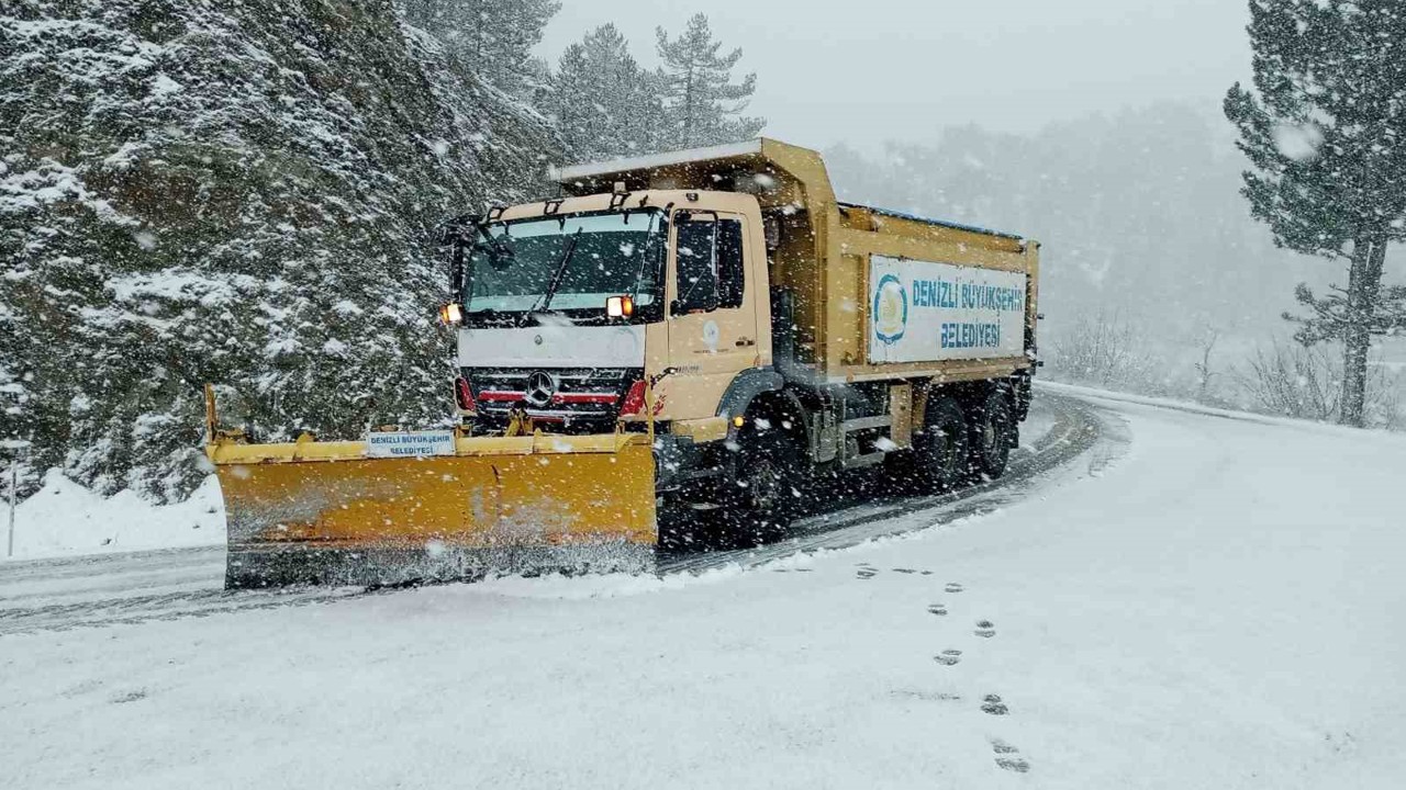 Denizli’de karla mücadele sürüyor
