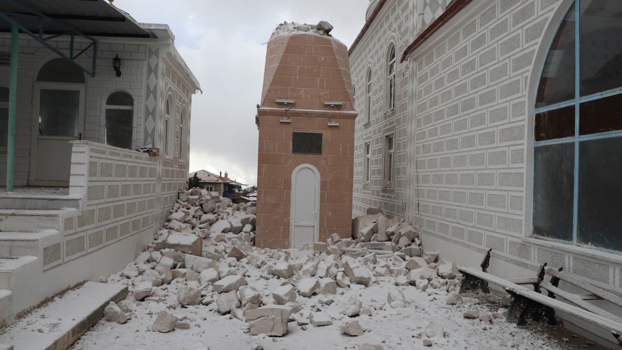 Fırtına Selendi’de yıkıma neden oldu
