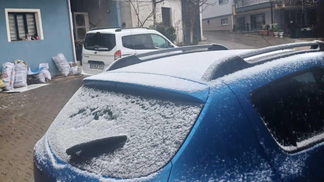 Sarıgöl’ün yüksek kesimlerine kısa süreli kar yağdı
