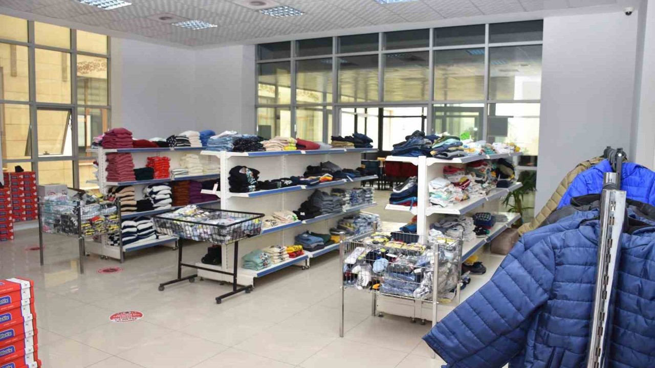 Siirt Emniyetinden 15 bin çocuğa ücretsiz giyim ve kırtasiye desteği
