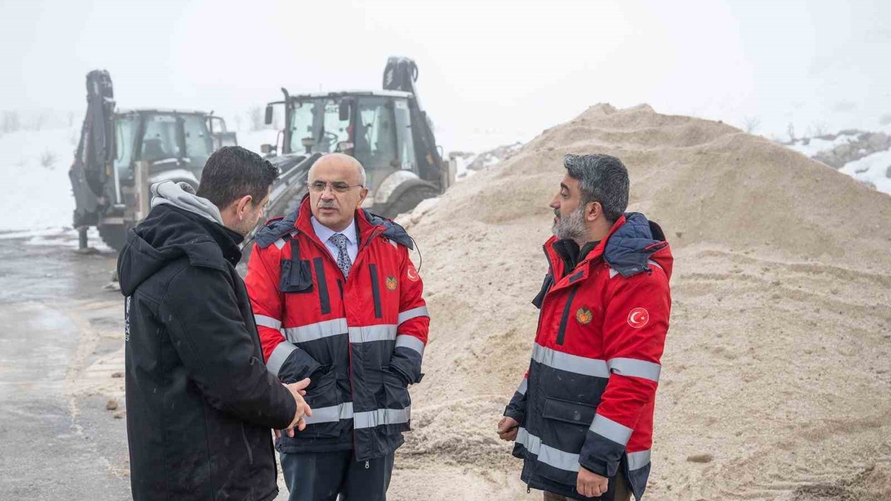 Büyükşehir Belediyesi ekipleri karla mücadelede 7/24 sahada
