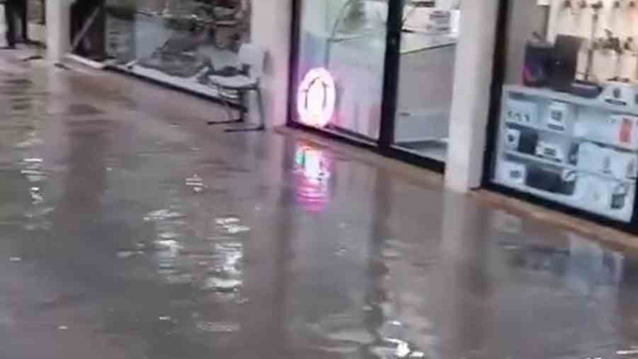İskenderun ayakkabıcılar çarşısı sular altında kaldı
