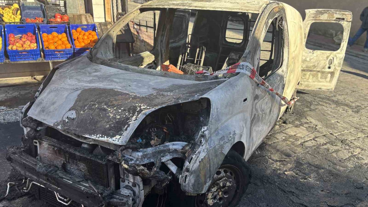 Beyoğlu’nda alev alev yanan araç küle döndü, yangın markete sıçradı
