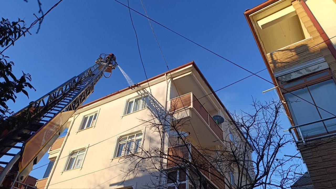 Mangal yakmak isterken çatıyı ateşe verdi
