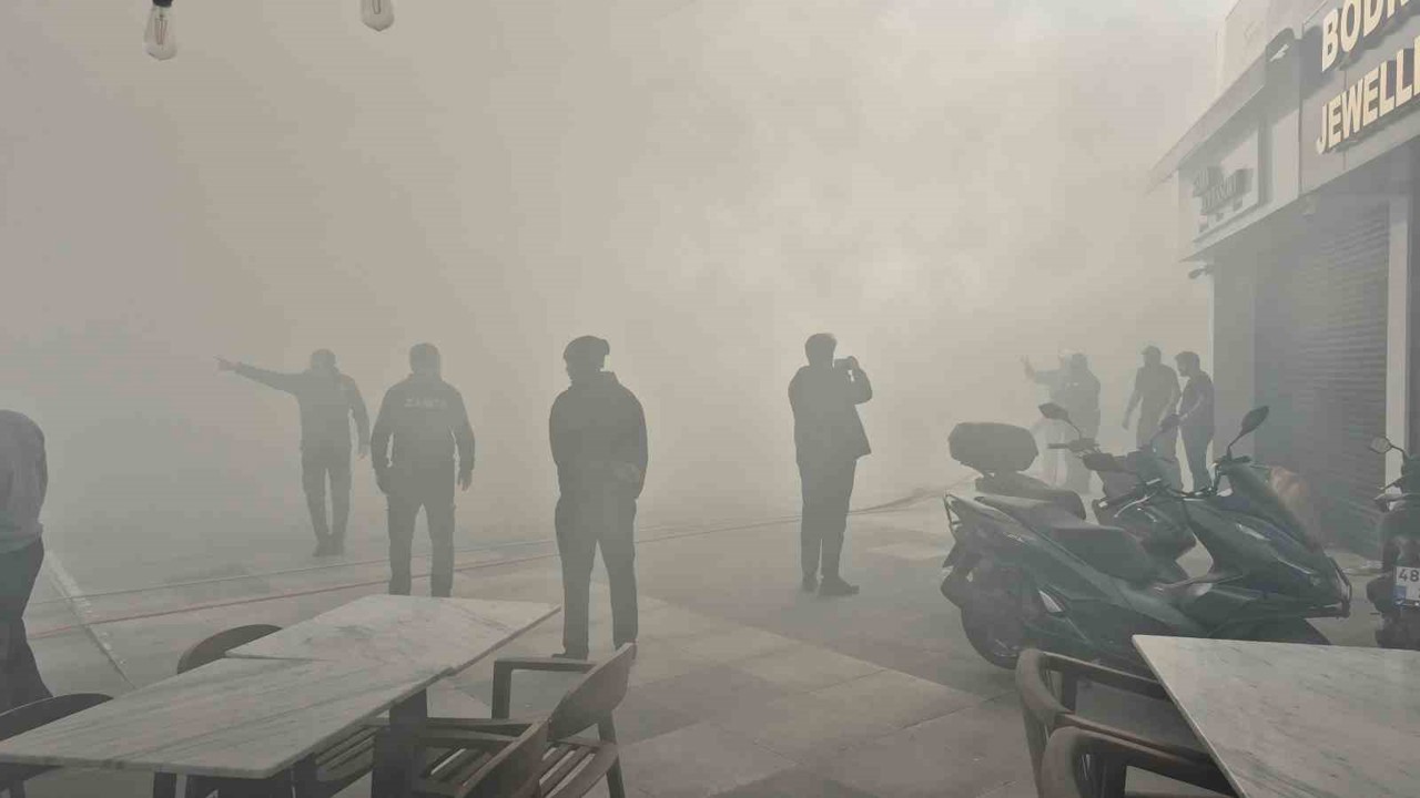 Bodrum’da giyim mağazasının deposunda yangın paniği
