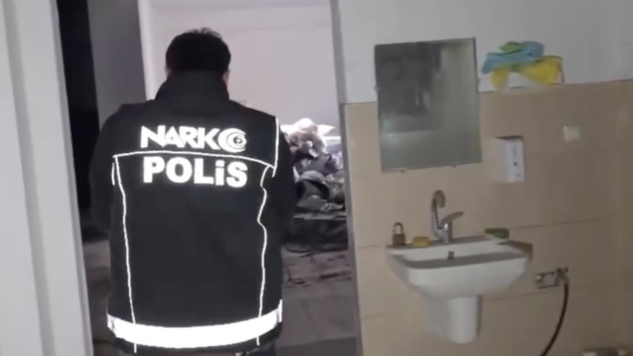 Eski fabrika binasını uyuşturucu imalathanesine çevirmiş: 130 kilo uyuşturucu ele geçirildi
