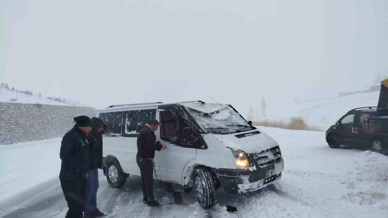 Van’da yoldan çıkan minibus kara saplandı
