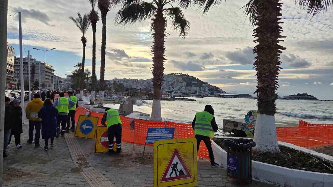 Aydın Büyükşehir Belediyesi tarafından Kuşadası’nda sahil şeridinde çalışma başlatıldı
