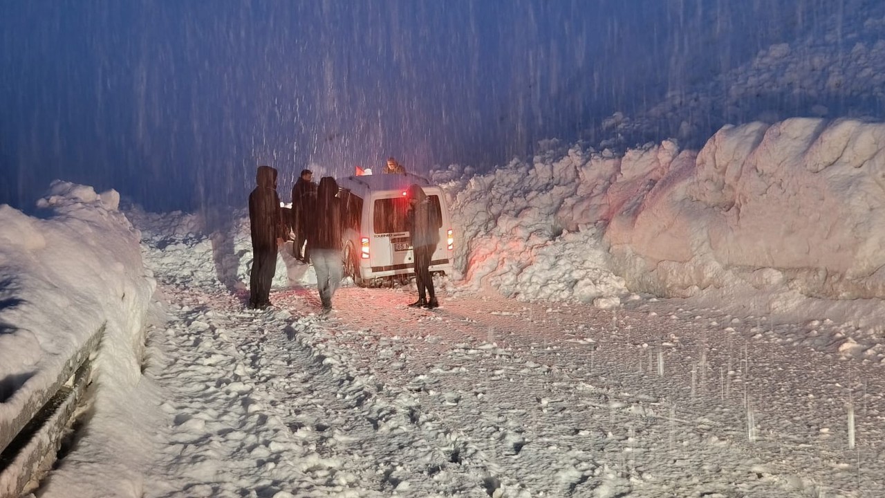 Hakkari-Van yolunda iki çığ arasında kalan 5 araç kurtarıldı
