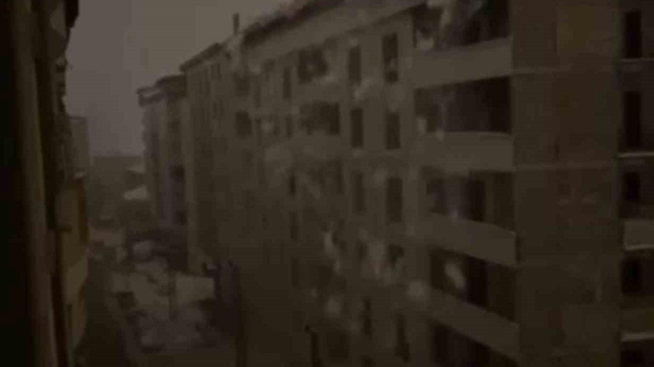 Şemdinli’de tonlarca ağırlıktaki kar kütlesi elektrik direklerini devirdi
