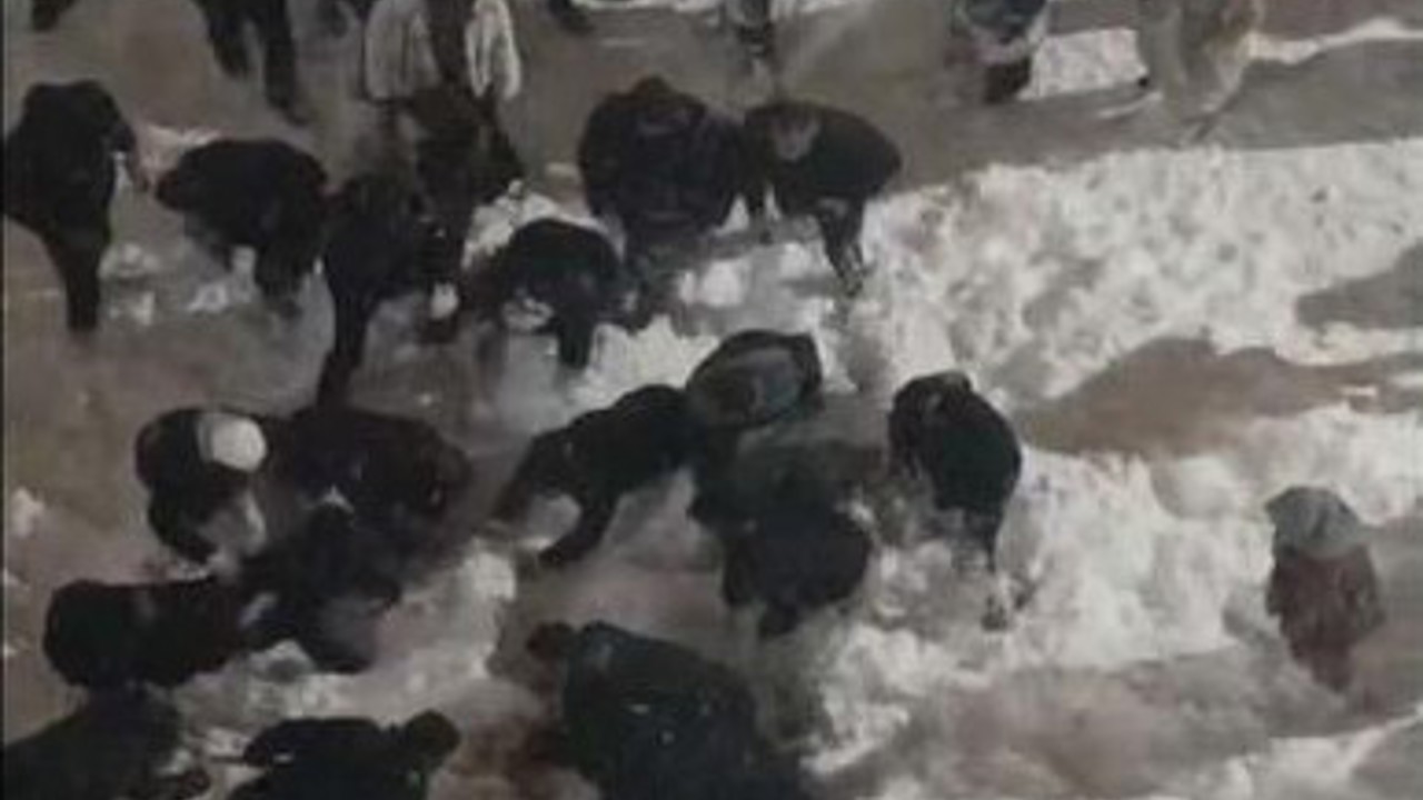 Hakkâri’de çatıdan düşen kar kütlesinin altında kalan öğrenci yaralandı
