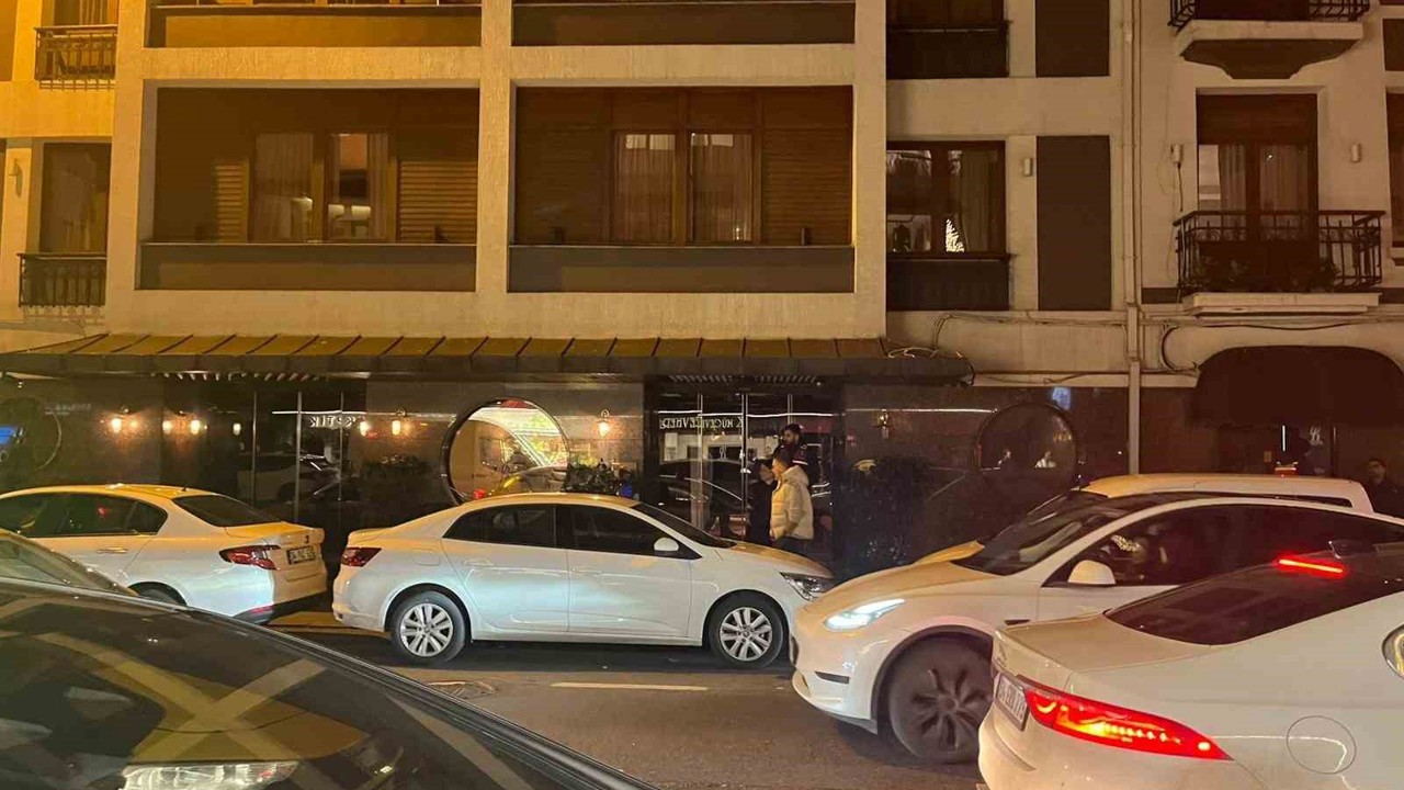 Beşiktaş’ta bir otele jandarma ekipleri tarafından gece saatlerinde operasyon düzenlendi. Ekiplerin çalışmaları sürüyor.
