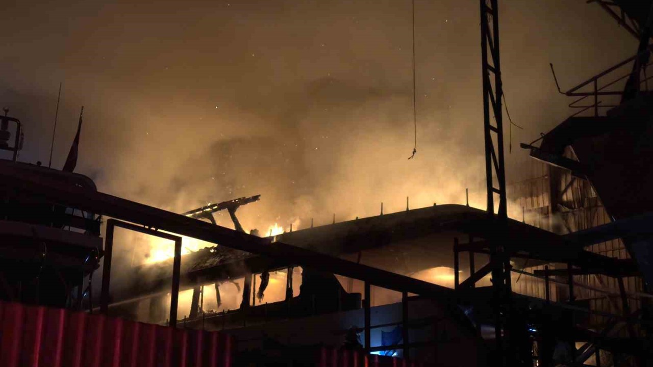 Muğla’da tersane yangını: Söndürme çalışmaları sürüyor
