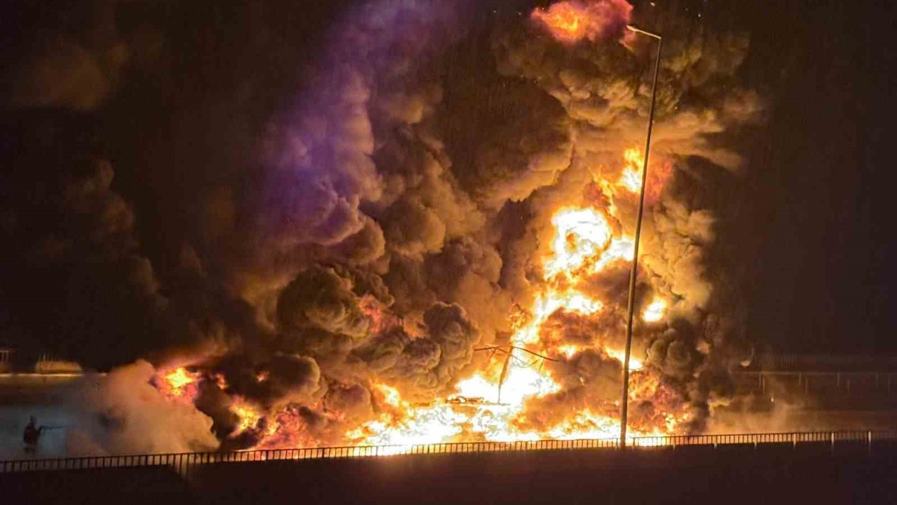 TAG Otoyolu’nda bebek bezi yüklü tır alev alev yandı
