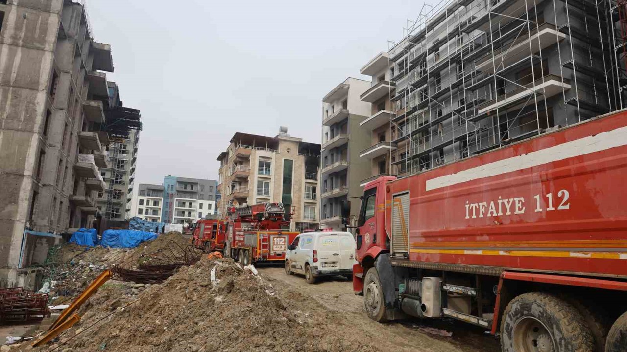 İşçilerin kaldığı apartman dairesi alevlere teslim oldu
