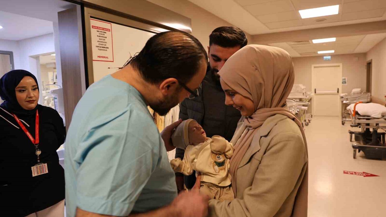 Mide ve bağırsakları karnının dışında doğan 44 günlük bebek iki ameliyat geçirdi

