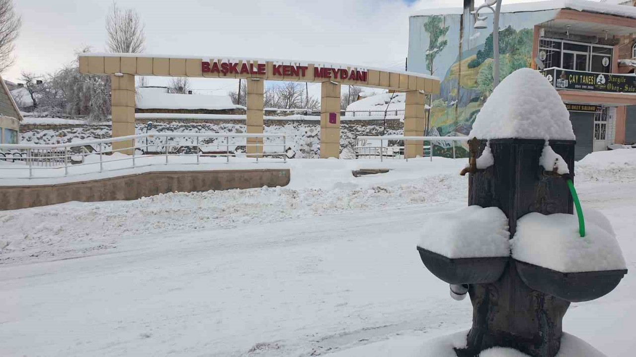 Başkale kara gömüldü, 88 yerleşim yerinin yolu kapandı
