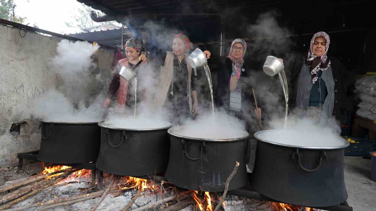 Dalında 5 TL  olan turunç, kadınların elinde kara kazanda değer kazandı

