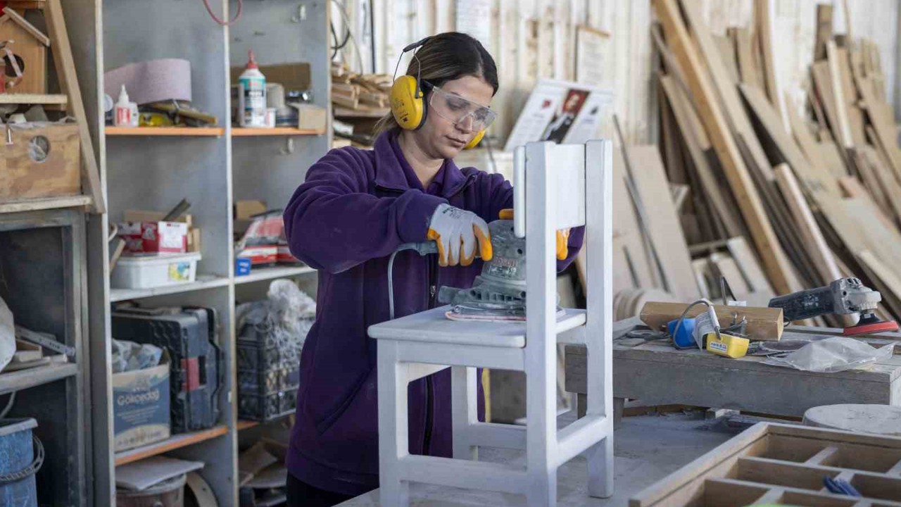 Mersin’de geri dönüşüm atölyesinde atıklar yeniden üretime kazandırılıyor
