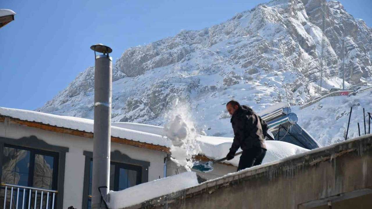 Beytüşşebap’ta damlarda biriken kar temizleniyor
