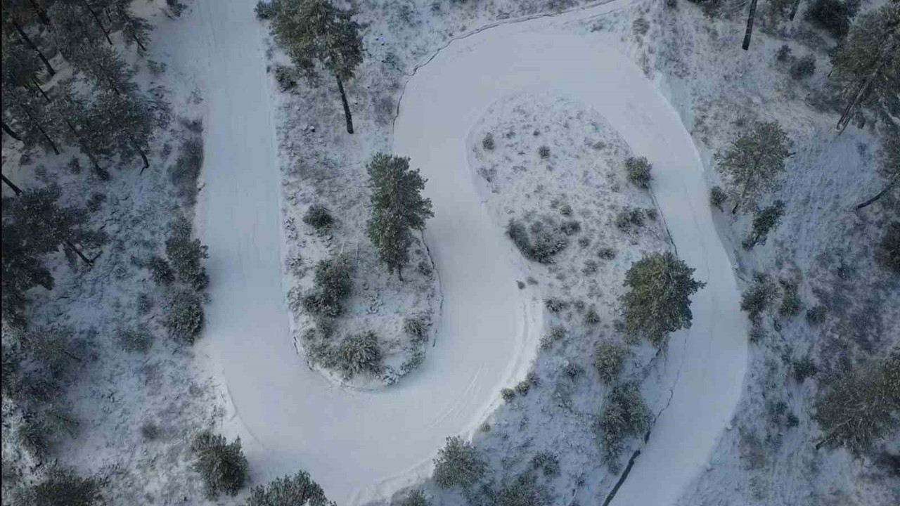 Karla kaplanan Demirci’de kartpostallık manzaralar
