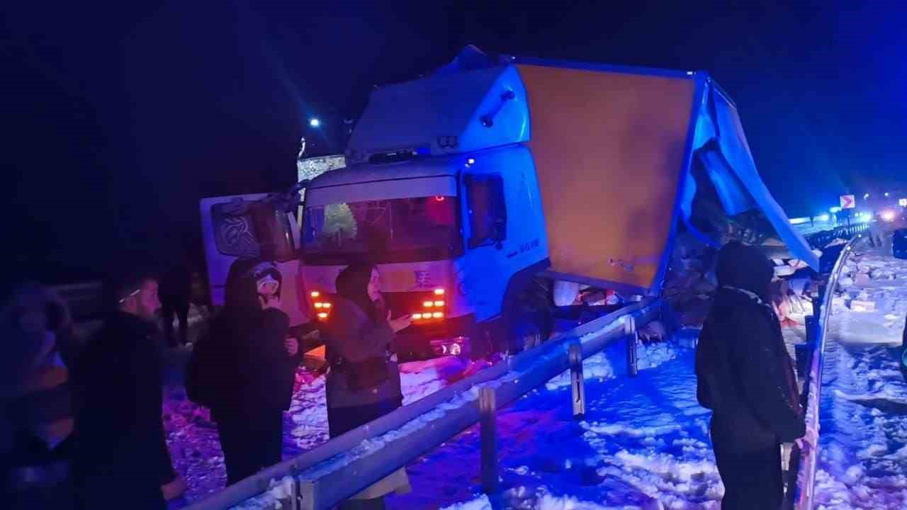 Sarıkamış’ta otobüs kamyona çarpı: 9 yaralı
