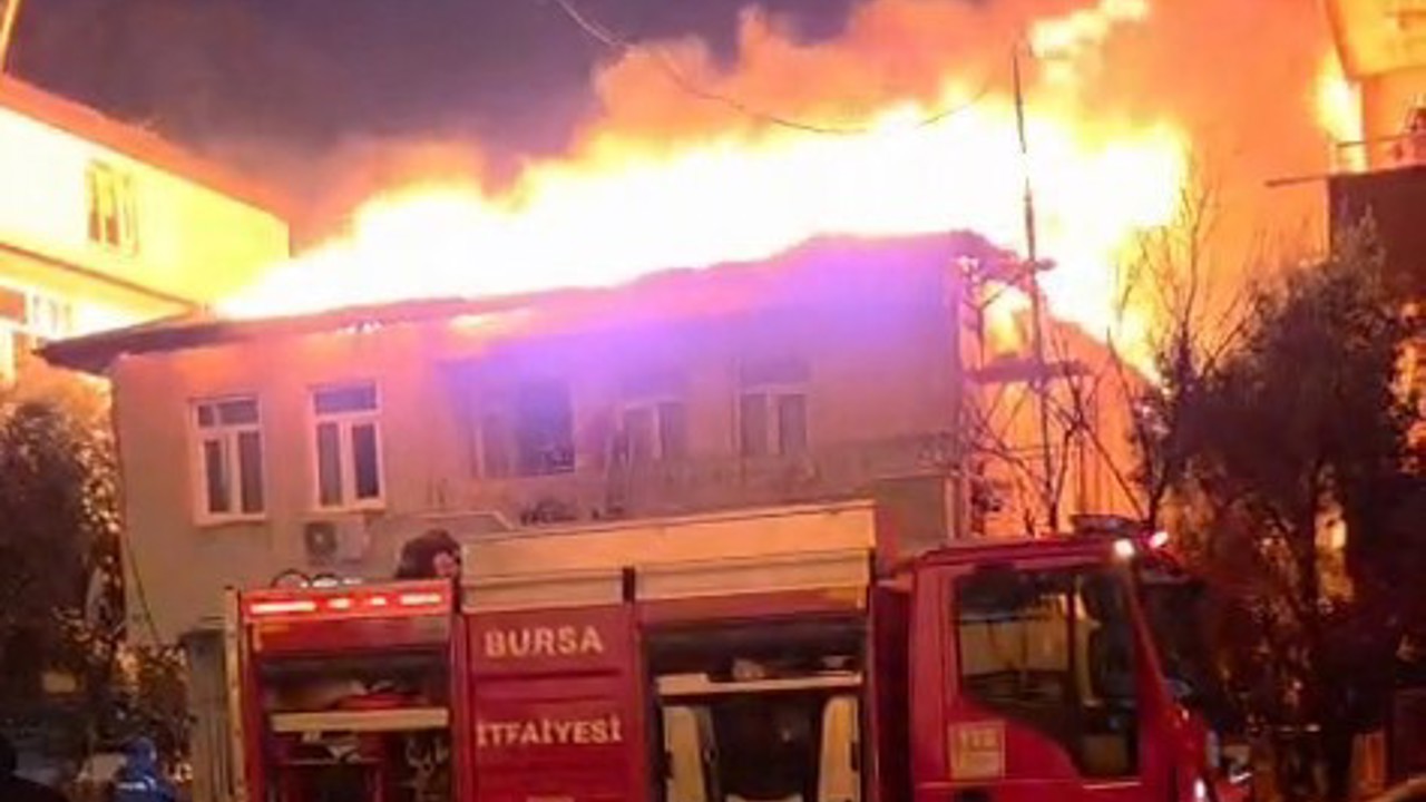 Bursa’da iki katlı evin çatısı alevlere teslim oldu
