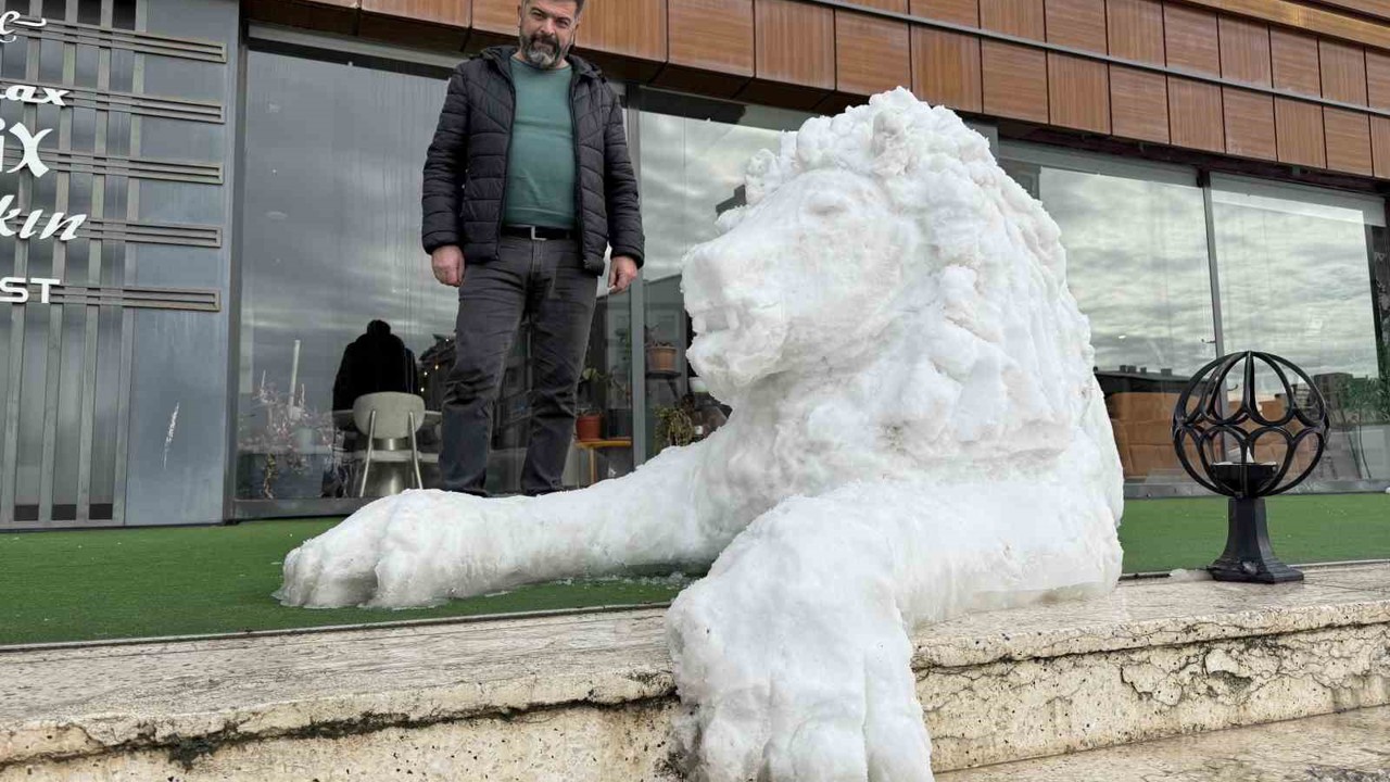 Her detayını 3 saat boyunca kaşıkla tek tek işledi, ortaya kardan aslan çıkardı
