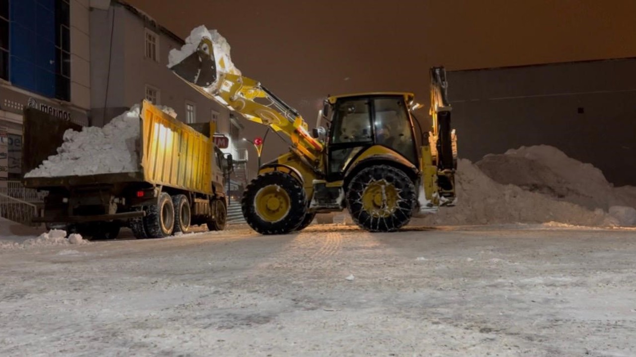 Karayazı’da karla mücadele: 81 köy yolu ulaşıma açıldı
