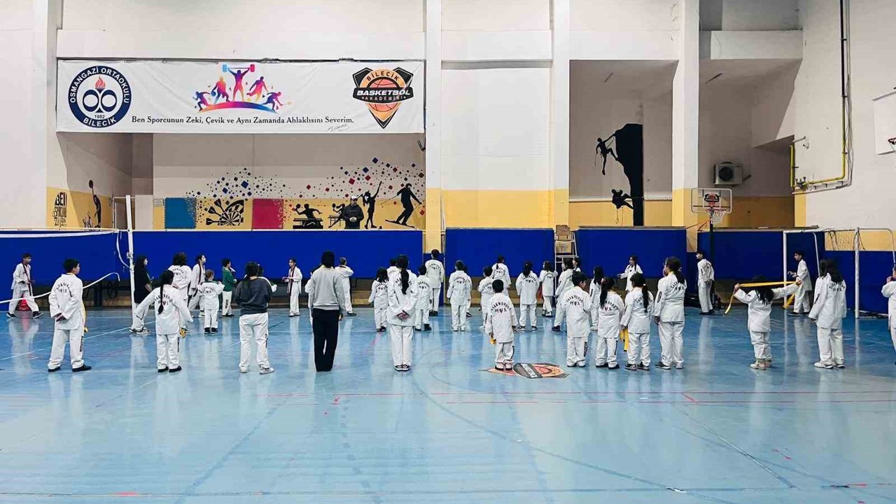 Bilecik’te koruma altındaki çocuklara kuşak bağlama sürprizi
