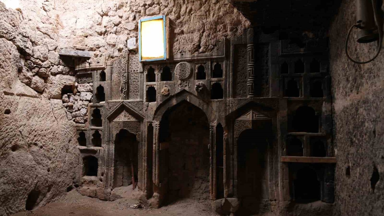 Alan Başkanı Aslanbay, Eretna Beyliği’ne ait olduğu değerlendirilen tarihi ibadethaneyi inceledi
