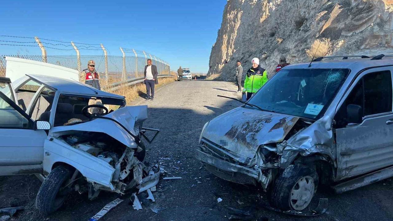 Şanlıurfa’da 2 araç çarpıştı: 3 yaralı
