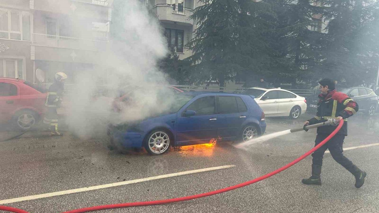 Uşak’ta seyir halindeki otomobil alev aldı
