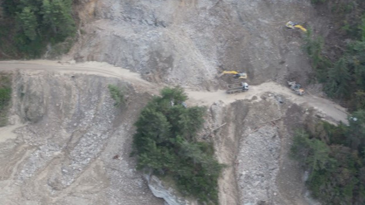 Kastamonu’da heyelan nedeniyle ulaşıma kapanan yolda çalışmalar sürüyor

