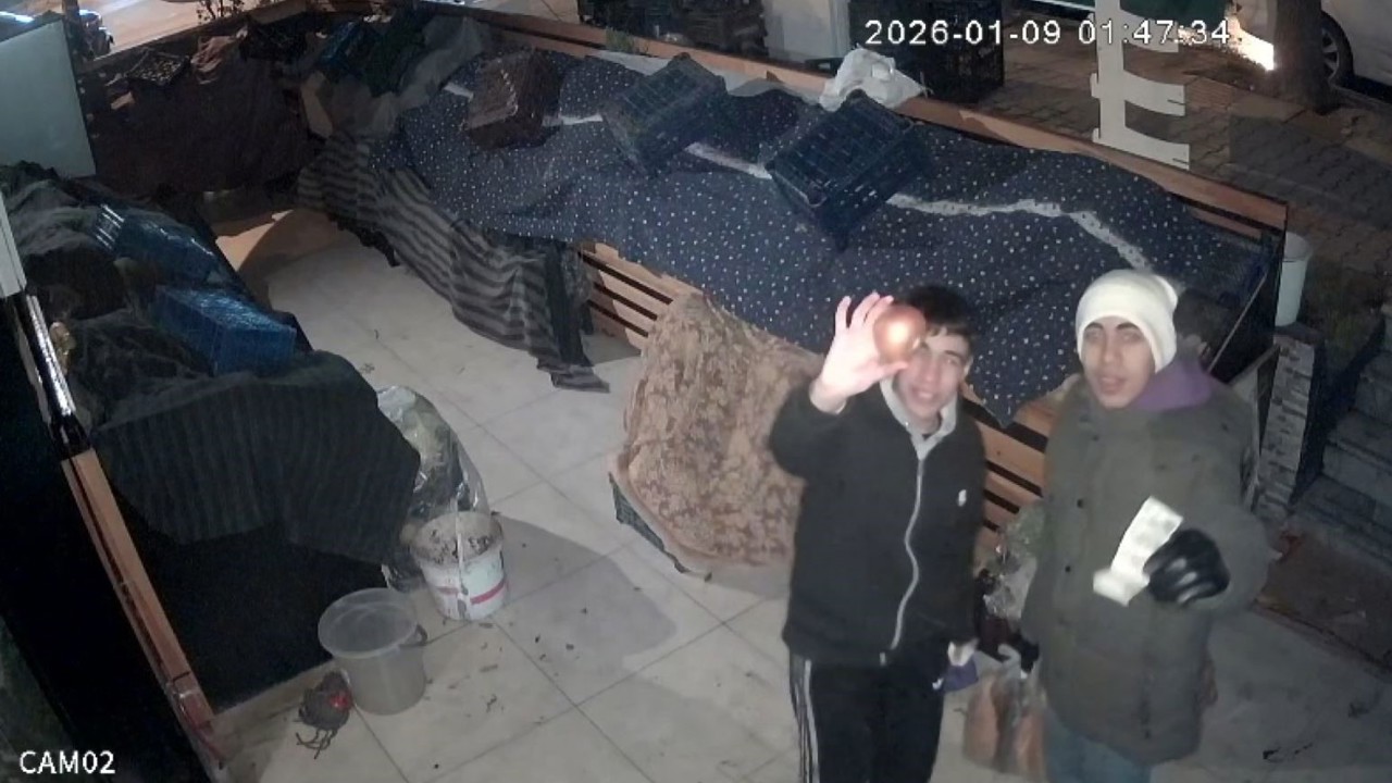 Gaziantep’te gençlerden duygulandıran örnek davranış: Soğan aldılar, parasını kameraya gösterip bıraktılar
