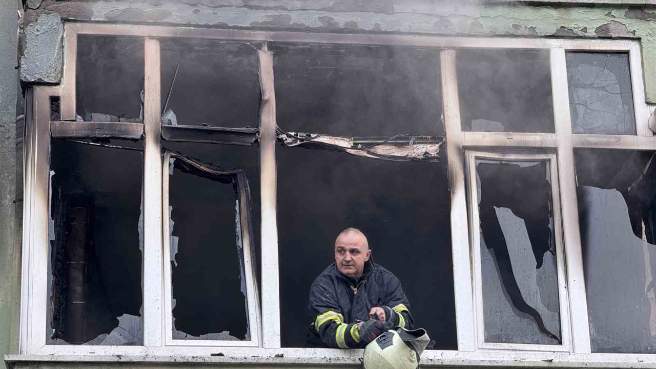 5 katlı apartmanda yangın paniği: 8 kişi itfaiye ekiplerince kurtarıldı
