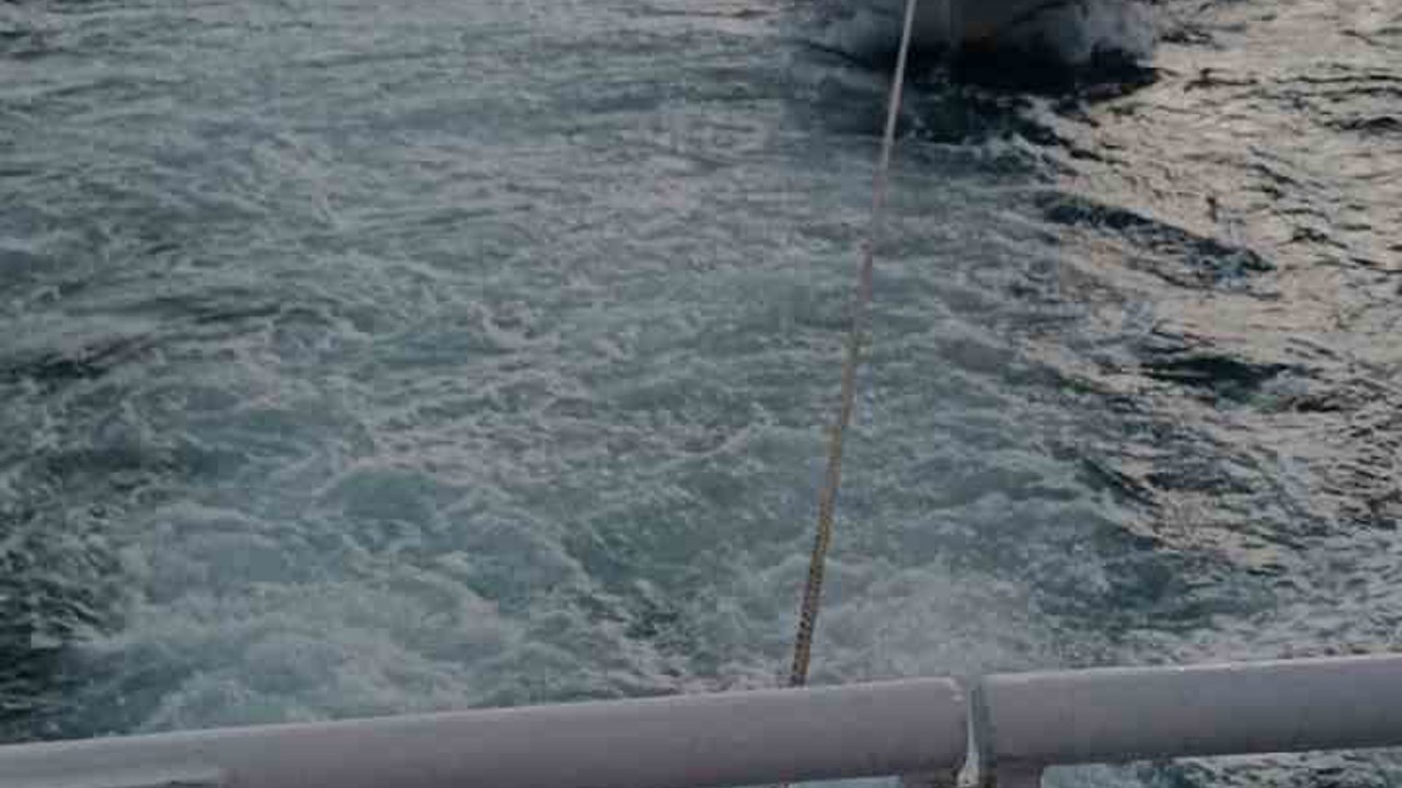 Çanakkale Boğazı’nda makine arızası yaparak sürüklenen tekne kurtarıldı
