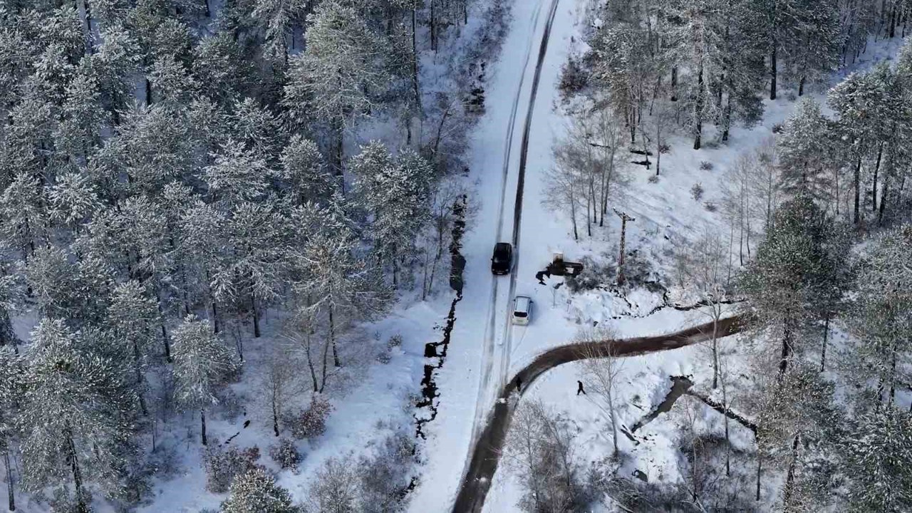 Sındırgı’da merkezde yağmur, yüksek kesimlerde kar yağışı etkili oldu
