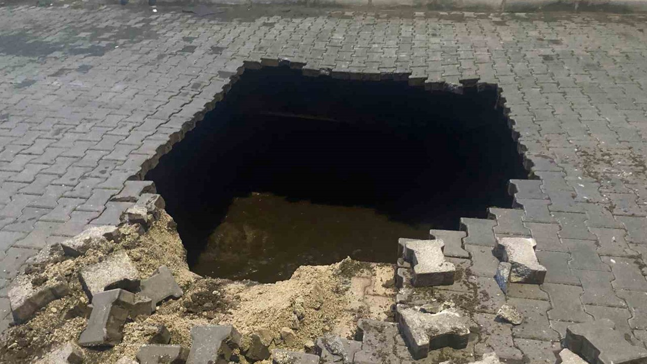 Yağmurun çökerttiği yolda insan kemikleri bulundu
